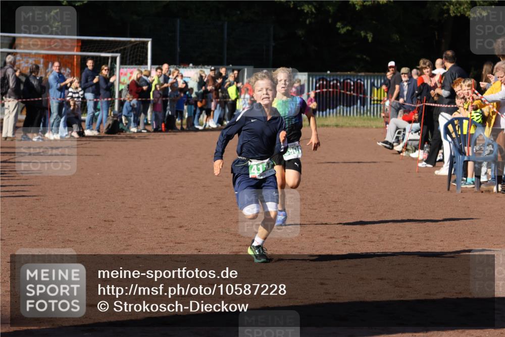 27.09.2026 - 35. Volkslauf durch das schöne Alstertal Strokosch-Dieckow http://msf.ph/oto/10587228 27.09.2026 10:52:05 Ziel 4082, 4118, 4124 meine-sportfotos.de