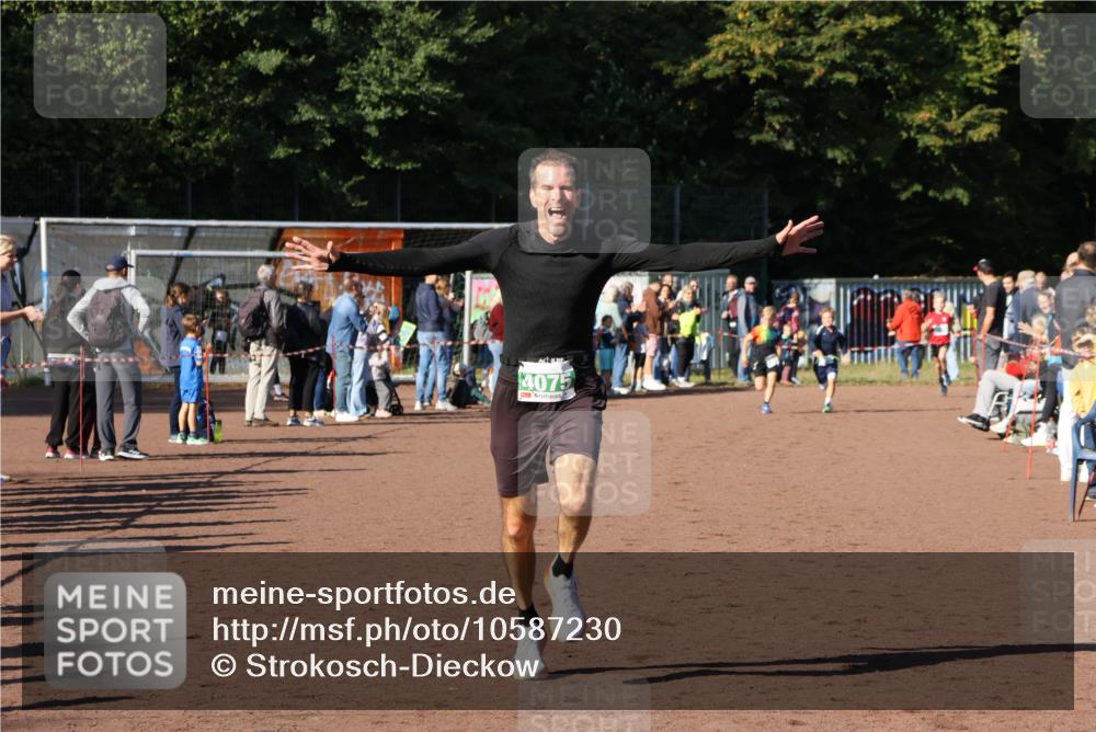 27.09.2026 - 35. Volkslauf durch das schöne Alstertal Strokosch-Dieckow http://msf.ph/oto/10587230 27.09.2026 10:51:59 Ziel 4075, 4082, 4118 meine-sportfotos.de