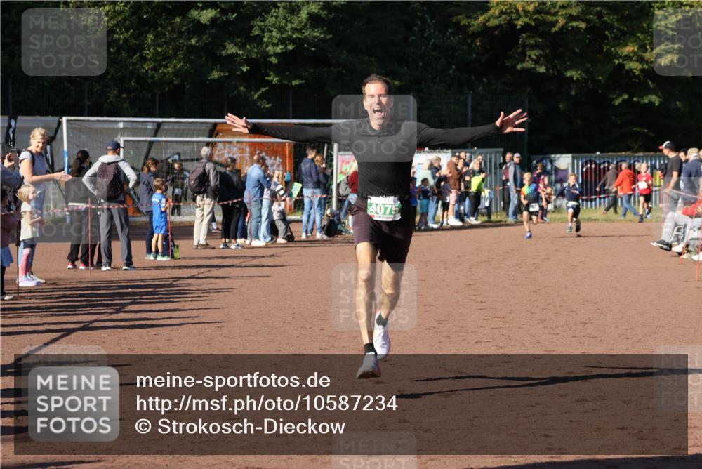 27.09.2026 - 35. Volkslauf durch das schöne Alstertal Strokosch-Dieckow http://msf.ph/oto/10587234 27.09.2026 10:51:59 Ziel 4075, 4082, 4118 meine-sportfotos.de