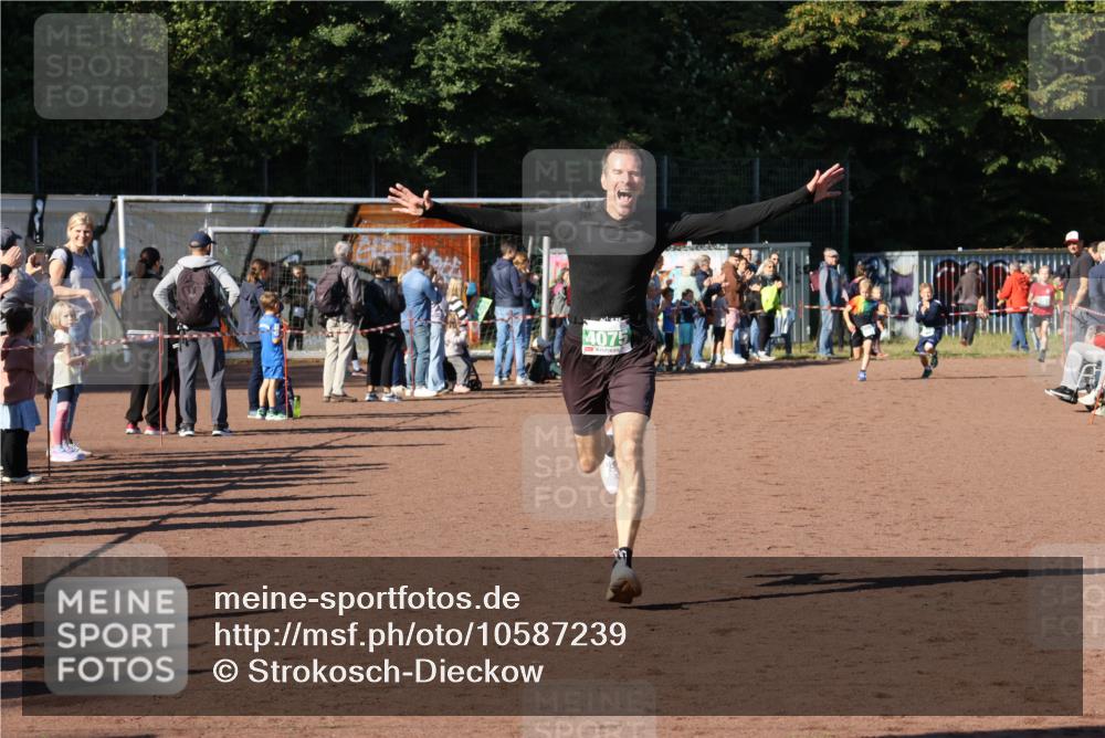 27.09.2026 - 35. Volkslauf durch das schöne Alstertal Strokosch-Dieckow http://msf.ph/oto/10587239 27.09.2026 10:51:59 Ziel 4075, 4082, 4118 meine-sportfotos.de