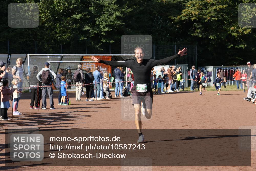27.09.2026 - 35. Volkslauf durch das schöne Alstertal Strokosch-Dieckow http://msf.ph/oto/10587243 27.09.2026 10:51:58 Ziel 4075, 4082, 4118 meine-sportfotos.de