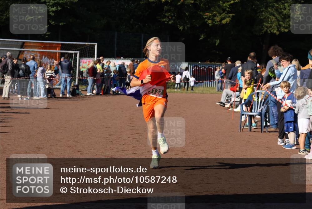 27.09.2026 - 35. Volkslauf durch das schöne Alstertal Strokosch-Dieckow http://msf.ph/oto/10587248 27.09.2026 10:51:38 Ziel 4132 meine-sportfotos.de