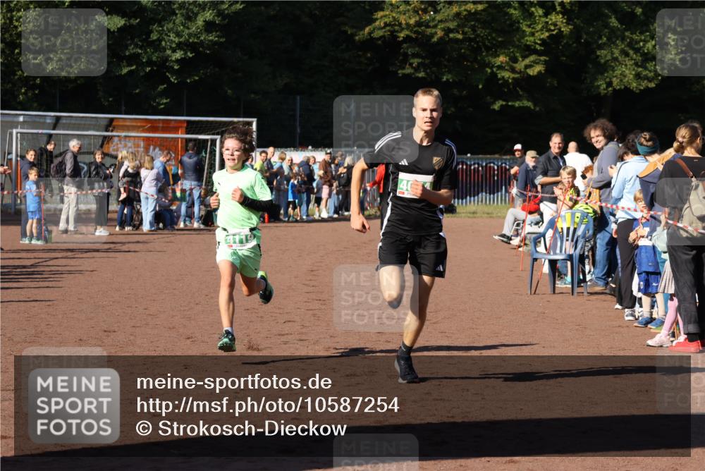 27.09.2026 - 35. Volkslauf durch das schöne Alstertal Strokosch-Dieckow http://msf.ph/oto/10587254 27.09.2026 10:50:51 Ziel 4074, 4119, 4958 meine-sportfotos.de