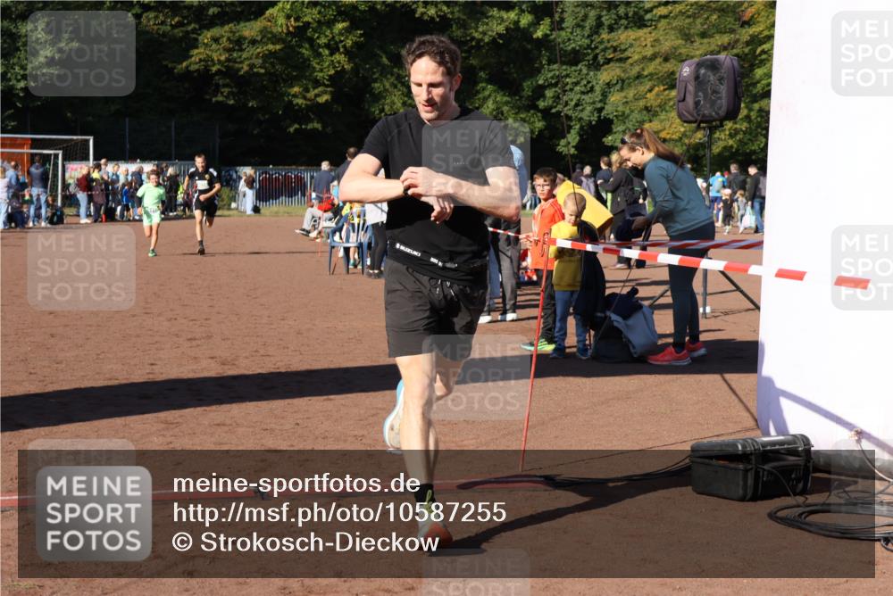 27.09.2026 - 35. Volkslauf durch das schöne Alstertal Strokosch-Dieckow http://msf.ph/oto/10587255 27.09.2026 10:50:48 Ziel 4074, 4119, 4126, 4958 meine-sportfotos.de