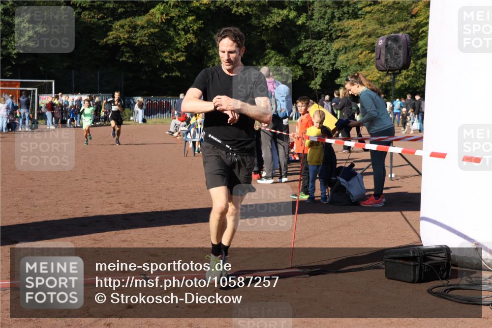 27.09.2026 - 35. Volkslauf durch das schöne Alstertal Strokosch-Dieckow http://msf.ph/oto/10587257 27.09.2026 10:50:48 Ziel 4074, 4119, 4126, 4958 meine-sportfotos.de