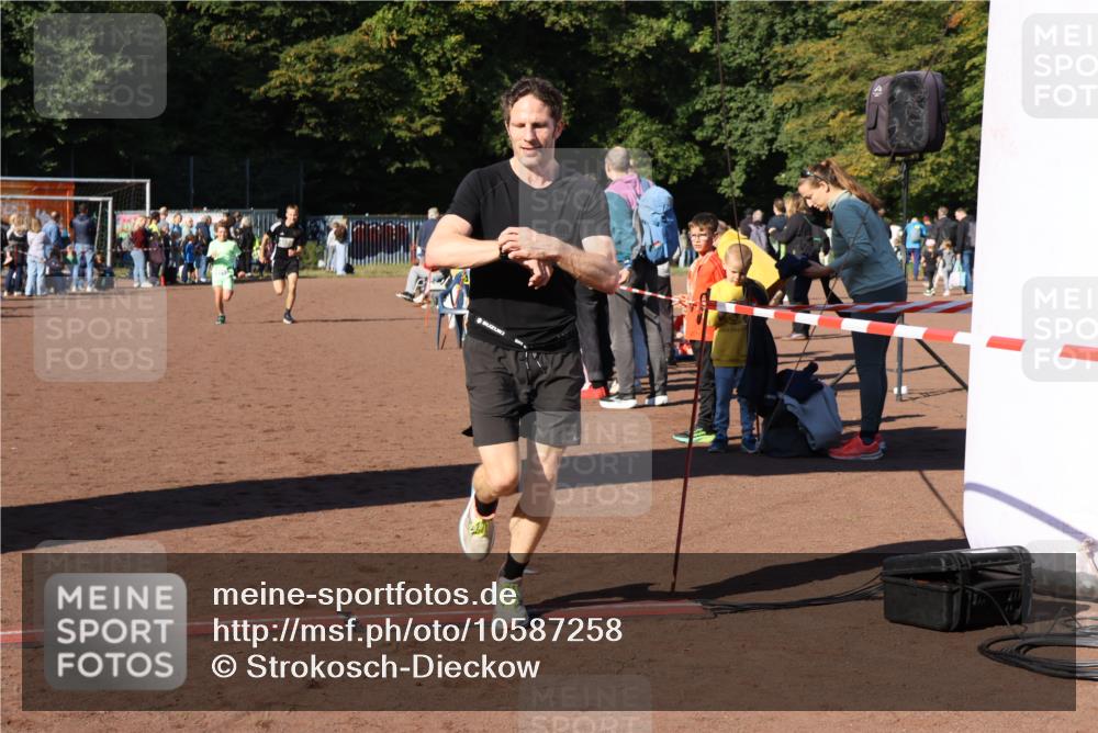 27.09.2026 - 35. Volkslauf durch das schöne Alstertal Strokosch-Dieckow http://msf.ph/oto/10587258 27.09.2026 10:50:48 Ziel 4074, 4119, 4126, 4958 meine-sportfotos.de