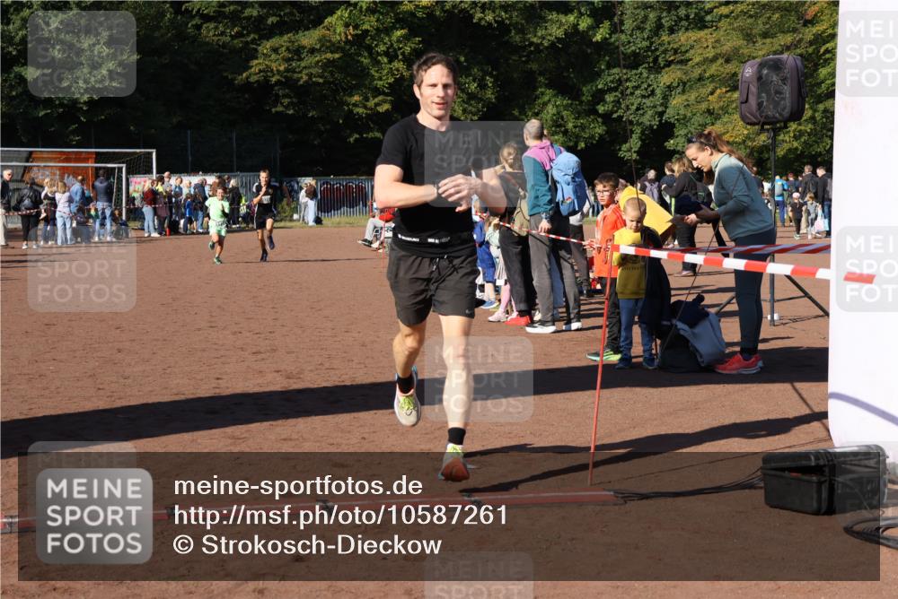 27.09.2026 - 35. Volkslauf durch das schöne Alstertal Strokosch-Dieckow http://msf.ph/oto/10587261 27.09.2026 10:50:48 Ziel 4074, 4119, 4126, 4958 meine-sportfotos.de