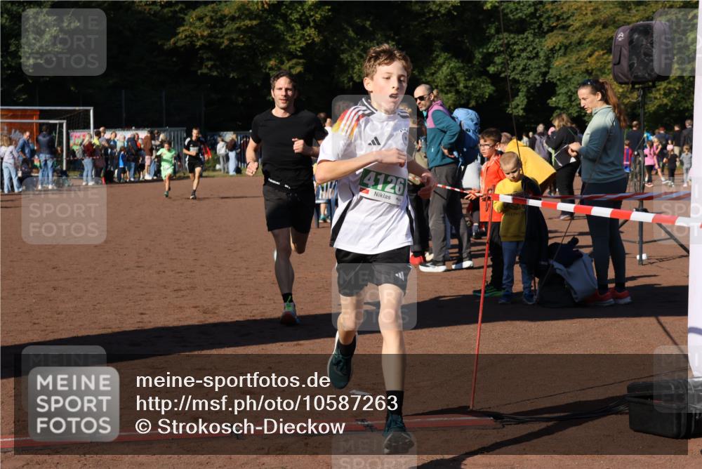 27.09.2026 - 35. Volkslauf durch das schöne Alstertal Strokosch-Dieckow http://msf.ph/oto/10587263 27.09.2026 10:50:47 Ziel 4074, 4119, 4126, 4958 meine-sportfotos.de