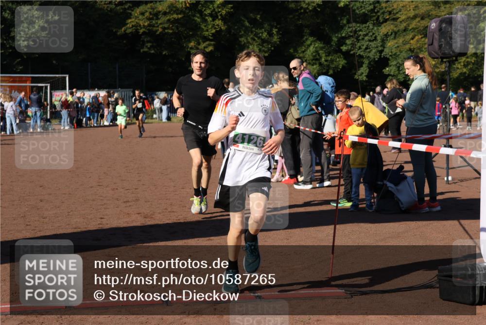 27.09.2026 - 35. Volkslauf durch das schöne Alstertal Strokosch-Dieckow http://msf.ph/oto/10587265 27.09.2026 10:50:46 Ziel 4074, 4119, 4126, 4958 meine-sportfotos.de