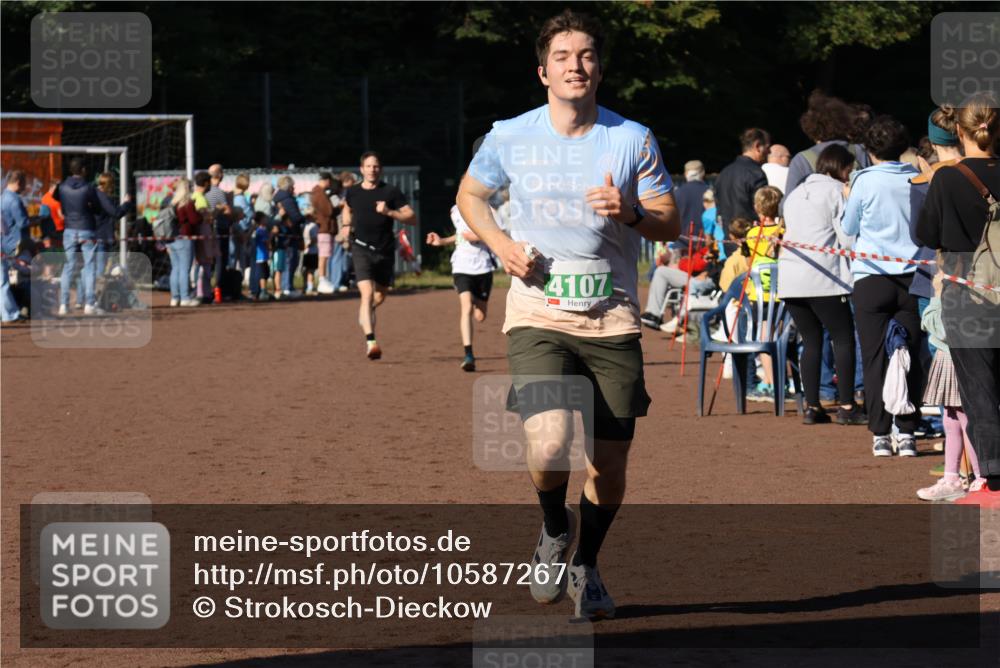 27.09.2026 - 35. Volkslauf durch das schöne Alstertal Strokosch-Dieckow http://msf.ph/oto/10587267 27.09.2026 10:50:41 Ziel 4107, 4126, 4958 meine-sportfotos.de