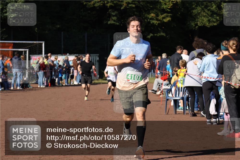 27.09.2026 - 35. Volkslauf durch das schöne Alstertal Strokosch-Dieckow http://msf.ph/oto/10587270 27.09.2026 10:50:41 Ziel 4107, 4126, 4958 meine-sportfotos.de
