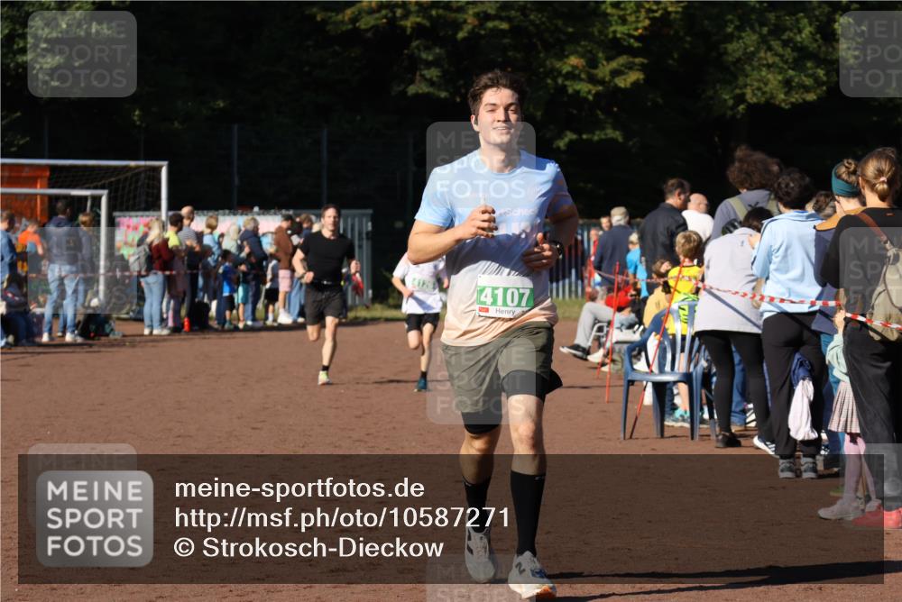 27.09.2026 - 35. Volkslauf durch das schöne Alstertal Strokosch-Dieckow http://msf.ph/oto/10587271 27.09.2026 10:50:40 Ziel 4107, 4126, 4958 meine-sportfotos.de