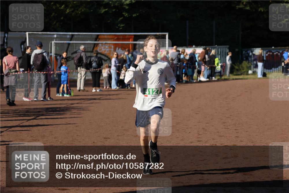 27.09.2026 - 35. Volkslauf durch das schöne Alstertal Strokosch-Dieckow http://msf.ph/oto/10587282 27.09.2026 10:50:10 Ziel 4127 meine-sportfotos.de