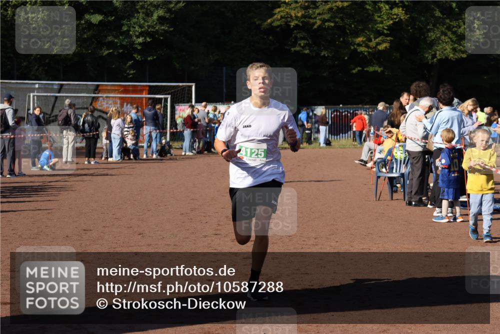 27.09.2026 - 35. Volkslauf durch das schöne Alstertal Strokosch-Dieckow http://msf.ph/oto/10587288 27.09.2026 10:50:06 Ziel 4125, 4127 meine-sportfotos.de