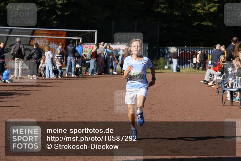 27.09.2026 - 35. Volkslauf durch das schöne Alstertal Strokosch-Dieckow http://msf.ph/oto/10587292 27.09.2026 10:49:44 Ziel 4097 meine-sportfotos.de