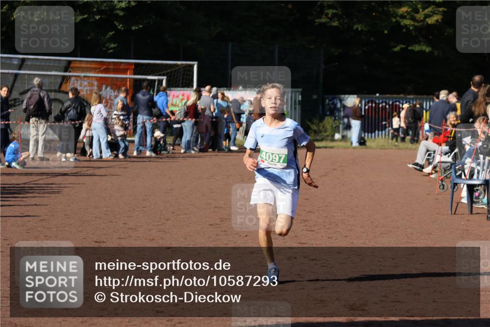 27.09.2026 - 35. Volkslauf durch das schöne Alstertal Strokosch-Dieckow http://msf.ph/oto/10587293 27.09.2026 10:49:44 Ziel 4097 meine-sportfotos.de