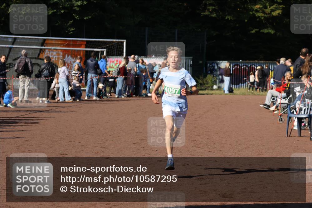 27.09.2026 - 35. Volkslauf durch das schöne Alstertal Strokosch-Dieckow http://msf.ph/oto/10587295 27.09.2026 10:49:44 Ziel 4097 meine-sportfotos.de