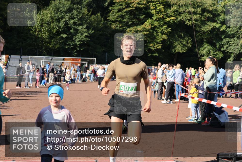 27.09.2026 - 34. Volkslauf durch das schöne Alstertal Strokosch-Dieckow http://msf.ph/oto/10587296 27.09.2026 10:49:15 Ziel 4077, 5057, 5065, 5066, 5067 meine-sportfotos.de