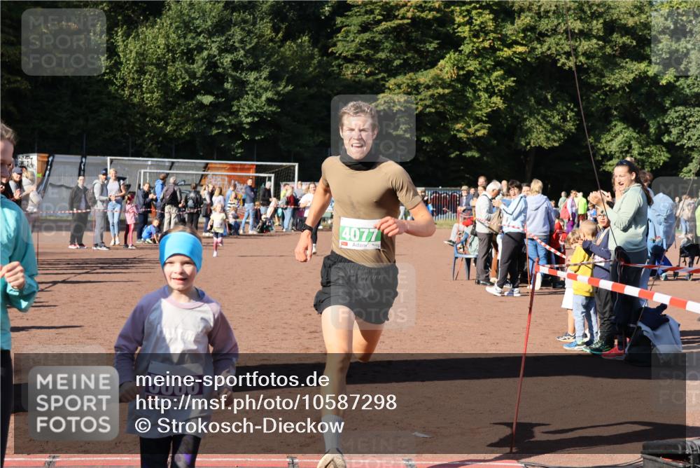 27.09.2026 - 35. Volkslauf durch das schöne Alstertal Strokosch-Dieckow http://msf.ph/oto/10587298 27.09.2026 10:49:15 Ziel 4077, 5057, 5065, 5066, 5067 meine-sportfotos.de