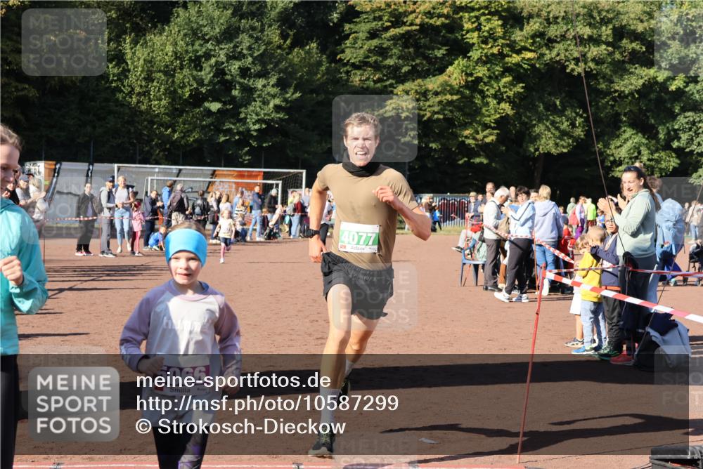 27.09.2026 - 35. Volkslauf durch das schöne Alstertal Strokosch-Dieckow http://msf.ph/oto/10587299 27.09.2026 10:49:15 Ziel 4077, 5057, 5065, 5066, 5067 meine-sportfotos.de