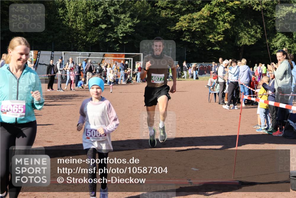 27.09.2026 - 35. Volkslauf durch das schöne Alstertal Strokosch-Dieckow http://msf.ph/oto/10587304 27.09.2026 10:49:15 Ziel 4077, 5057, 5065, 5066, 5067 meine-sportfotos.de