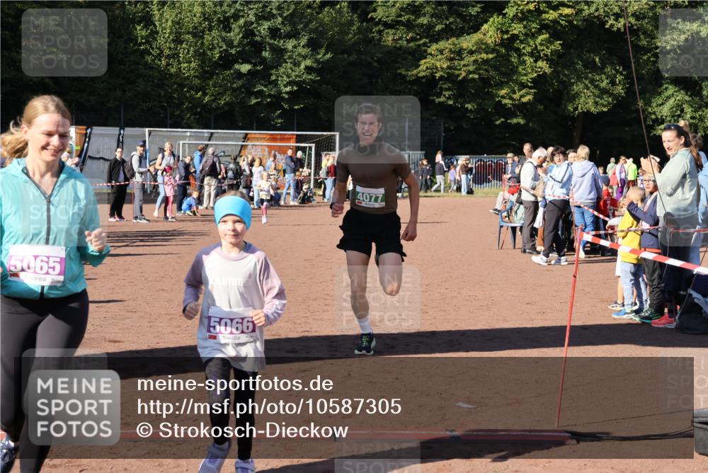 27.09.2026 - 34. Volkslauf durch das schöne Alstertal Strokosch-Dieckow http://msf.ph/oto/10587305 27.09.2026 10:49:15 Ziel 4077, 5057, 5065, 5066, 5067 meine-sportfotos.de