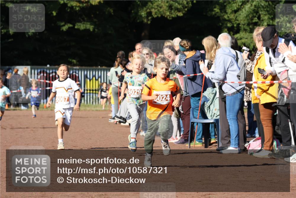 27.09.2026 - 35. Volkslauf durch das schöne Alstertal Strokosch-Dieckow http://msf.ph/oto/10587321 27.09.2026 10:42:21 Ziel 6067, 6029, 024 meine-sportfotos.de
