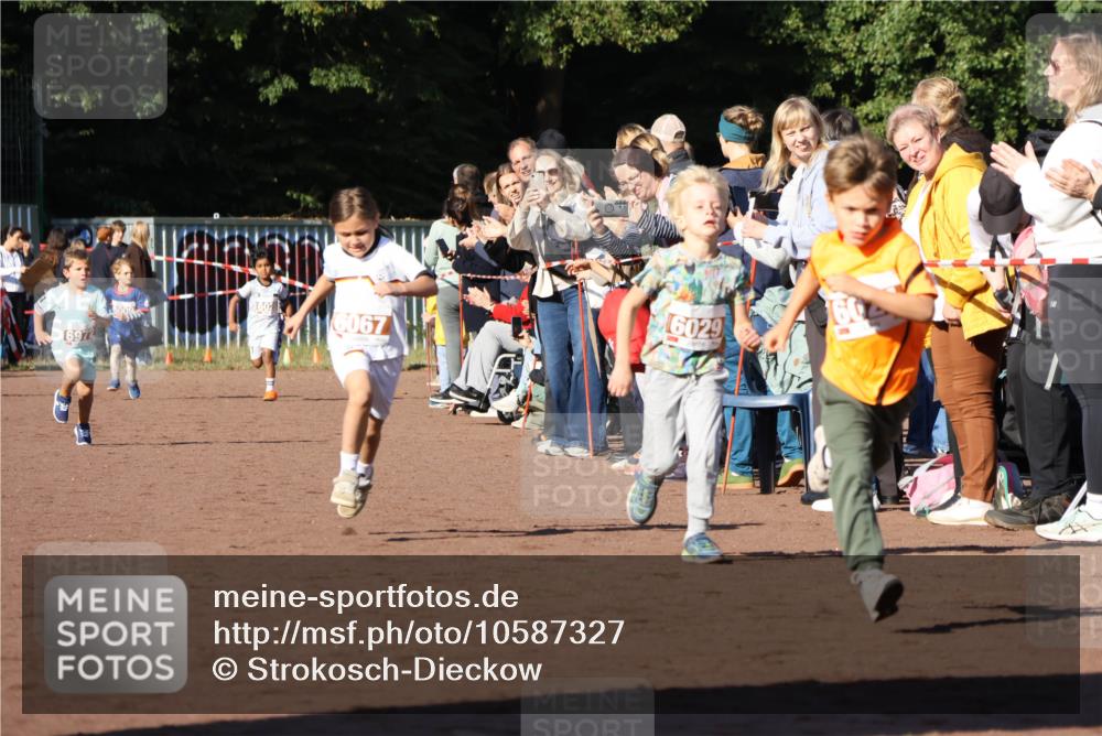 27.09.2026 - 35. Volkslauf durch das schöne Alstertal Strokosch-Dieckow http://msf.ph/oto/10587327 27.09.2026 10:42:22 Ziel 460, 6972, 6067, 6029, 60 meine-sportfotos.de