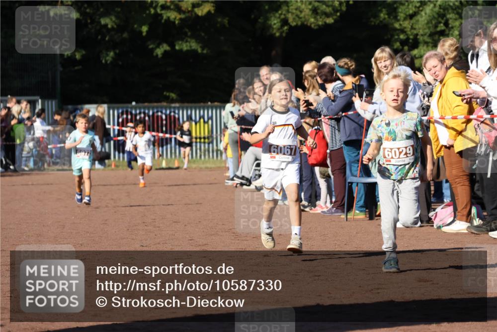 27.09.2026 - 35. Volkslauf durch das schöne Alstertal Strokosch-Dieckow http://msf.ph/oto/10587330 27.09.2026 10:42:23 Ziel 6067, 6029 meine-sportfotos.de