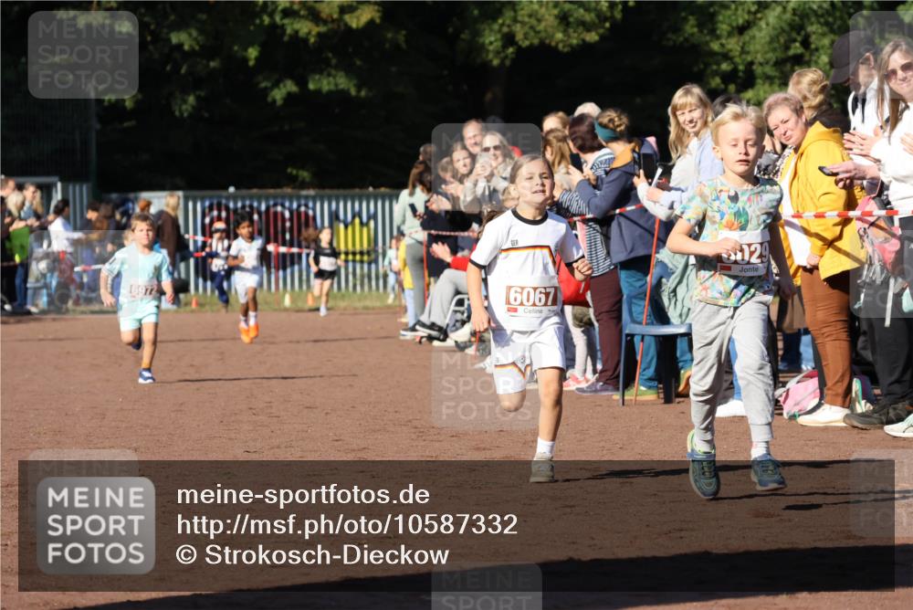 27.09.2026 - 35. Volkslauf durch das schöne Alstertal Strokosch-Dieckow http://msf.ph/oto/10587332 27.09.2026 10:42:23 Ziel 6972, 6067, 129 meine-sportfotos.de