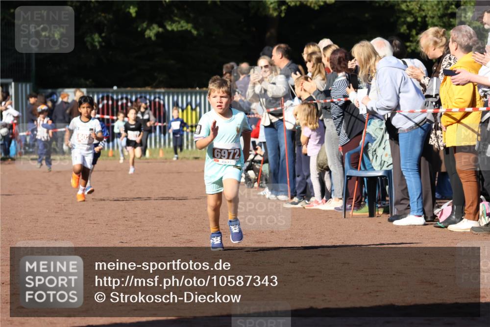 27.09.2026 - 35. Volkslauf durch das schöne Alstertal Strokosch-Dieckow http://msf.ph/oto/10587343 27.09.2026 10:42:28 Ziel 6972 meine-sportfotos.de