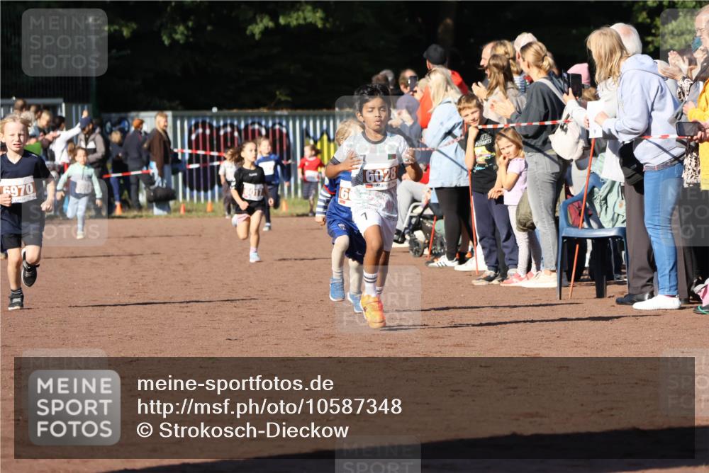 27.09.2026 - 35. Volkslauf durch das schöne Alstertal Strokosch-Dieckow http://msf.ph/oto/10587348 27.09.2026 10:42:31 Ziel 6970, 6, 16028 meine-sportfotos.de
