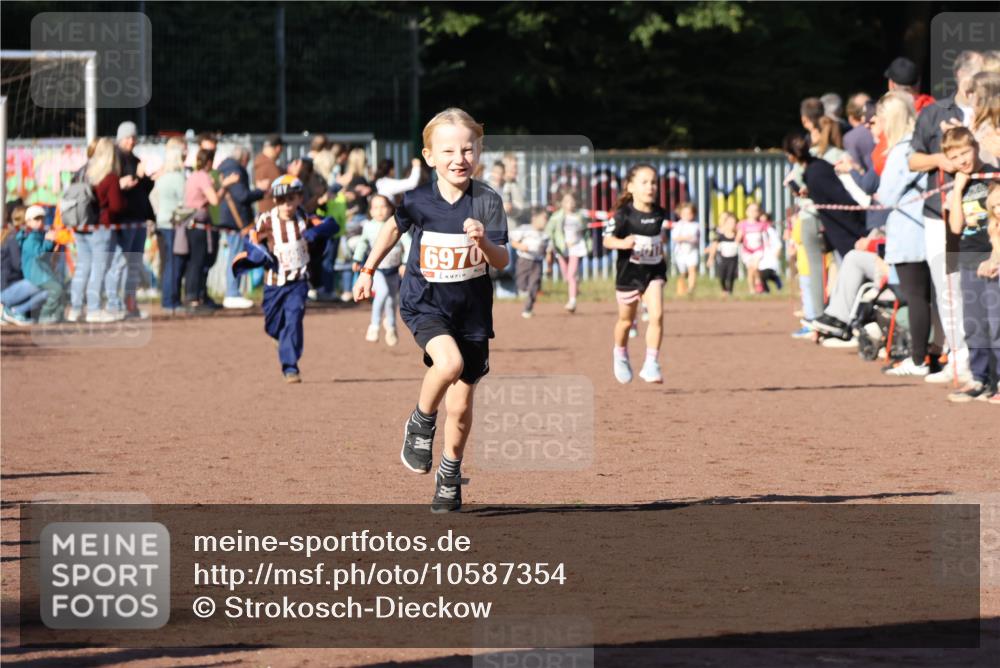 27.09.2026 - 35. Volkslauf durch das schöne Alstertal Strokosch-Dieckow http://msf.ph/oto/10587354 27.09.2026 10:42:34 Ziel 6970 meine-sportfotos.de