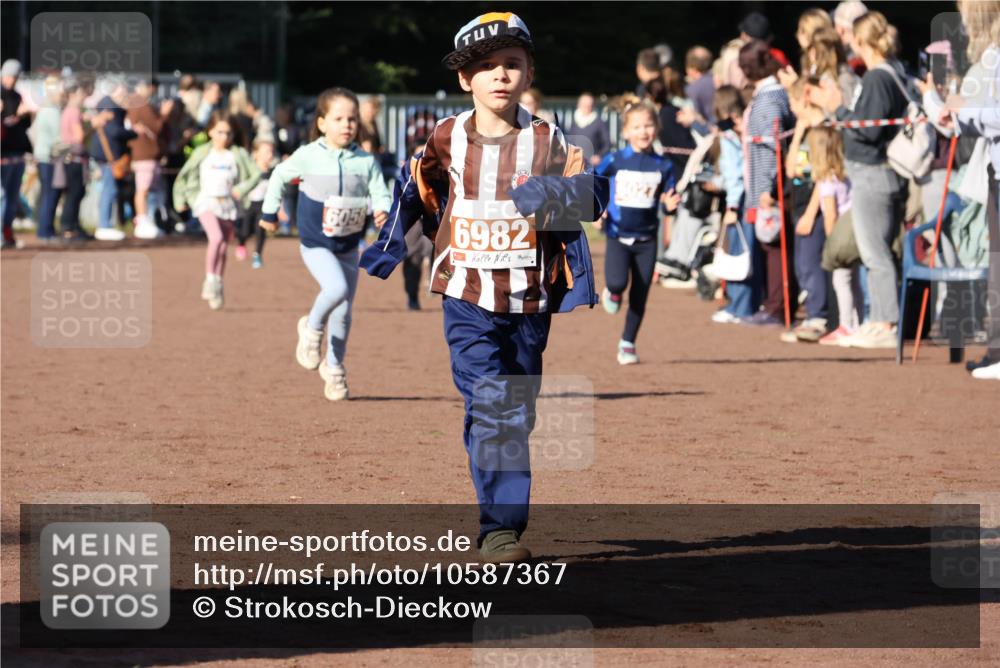 27.09.2026 - 35. Volkslauf durch das schöne Alstertal Strokosch-Dieckow http://msf.ph/oto/10587367 27.09.2026 10:42:42 Ziel 605, 6982 meine-sportfotos.de