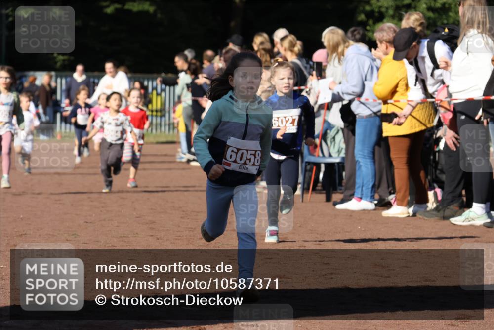 27.09.2026 - 35. Volkslauf durch das schöne Alstertal Strokosch-Dieckow http://msf.ph/oto/10587371 27.09.2026 10:42:45 Ziel 6058, 6027 meine-sportfotos.de