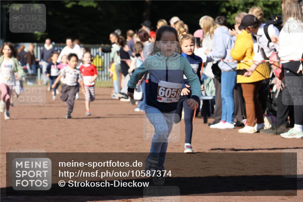 27.09.2026 - 35. Volkslauf durch das schöne Alstertal Strokosch-Dieckow http://msf.ph/oto/10587374 27.09.2026 10:42:45 Ziel 6058 meine-sportfotos.de