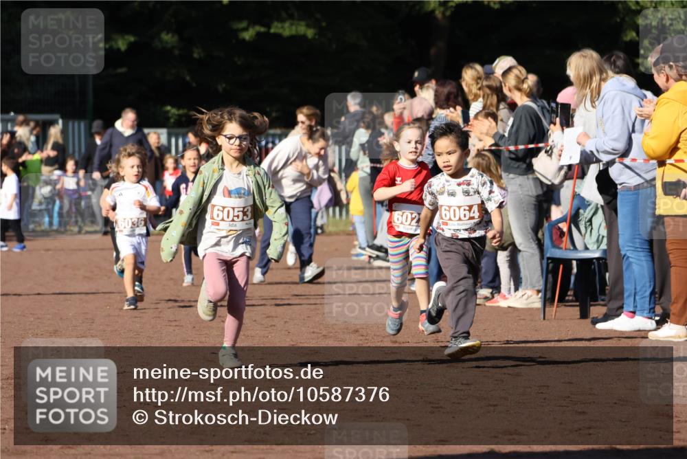 27.09.2026 - 35. Volkslauf durch das schöne Alstertal Strokosch-Dieckow http://msf.ph/oto/10587376 27.09.2026 10:42:48 Ziel 6036, 6053, 602, 6064 meine-sportfotos.de