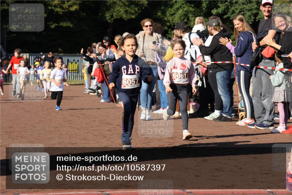 27.09.2026 - 35. Volkslauf durch das schöne Alstertal Strokosch-Dieckow http://msf.ph/oto/10587397 27.09.2026 10:42:57 Ziel 6057, 6061 meine-sportfotos.de