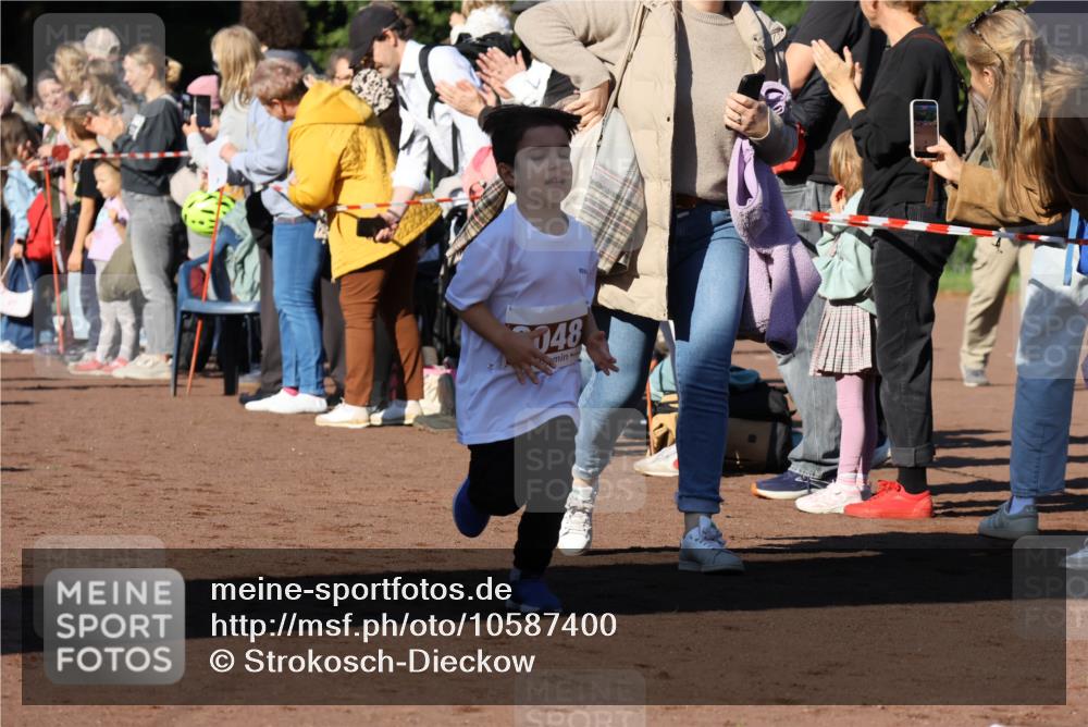 27.09.2026 - 35. Volkslauf durch das schöne Alstertal Strokosch-Dieckow http://msf.ph/oto/10587400 27.09.2026 10:43:02 Ziel 048 meine-sportfotos.de