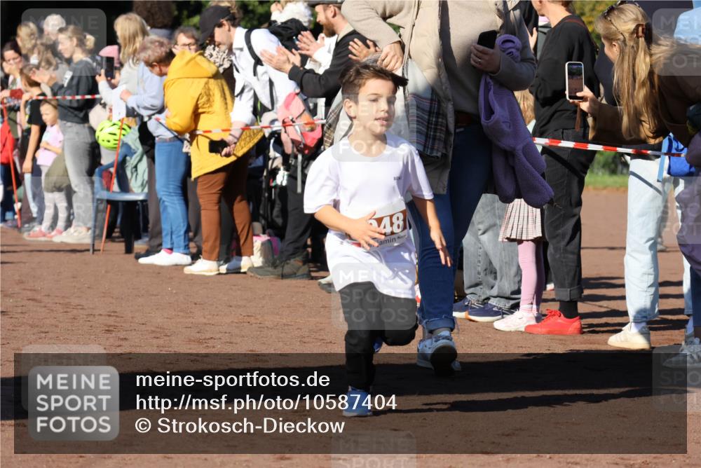 27.09.2026 - 35. Volkslauf durch das schöne Alstertal Strokosch-Dieckow http://msf.ph/oto/10587404 27.09.2026 10:43:02 Ziel 48 meine-sportfotos.de