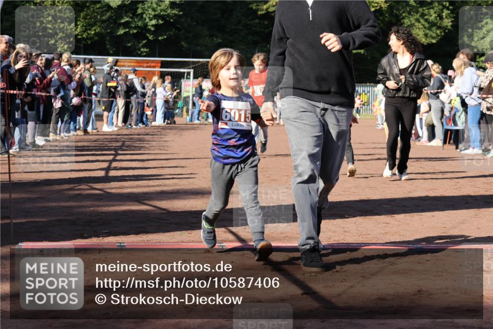 27.09.2026 - 35. Volkslauf durch das schöne Alstertal Strokosch-Dieckow http://msf.ph/oto/10587406 27.09.2026 10:43:04 Ziel 6015 meine-sportfotos.de