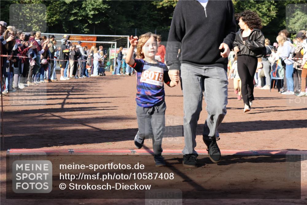 27.09.2026 - 35. Volkslauf durch das schöne Alstertal Strokosch-Dieckow http://msf.ph/oto/10587408 27.09.2026 10:43:04 Ziel 6015 meine-sportfotos.de