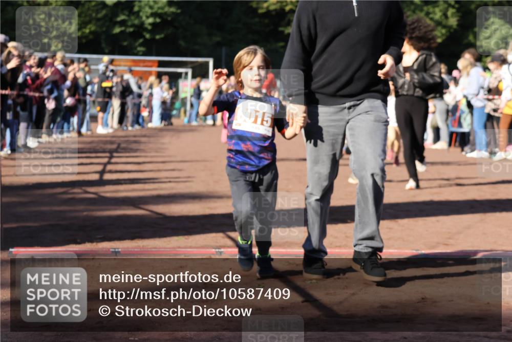 27.09.2026 - 35. Volkslauf durch das schöne Alstertal Strokosch-Dieckow http://msf.ph/oto/10587409 27.09.2026 10:43:04 Ziel 6015 meine-sportfotos.de