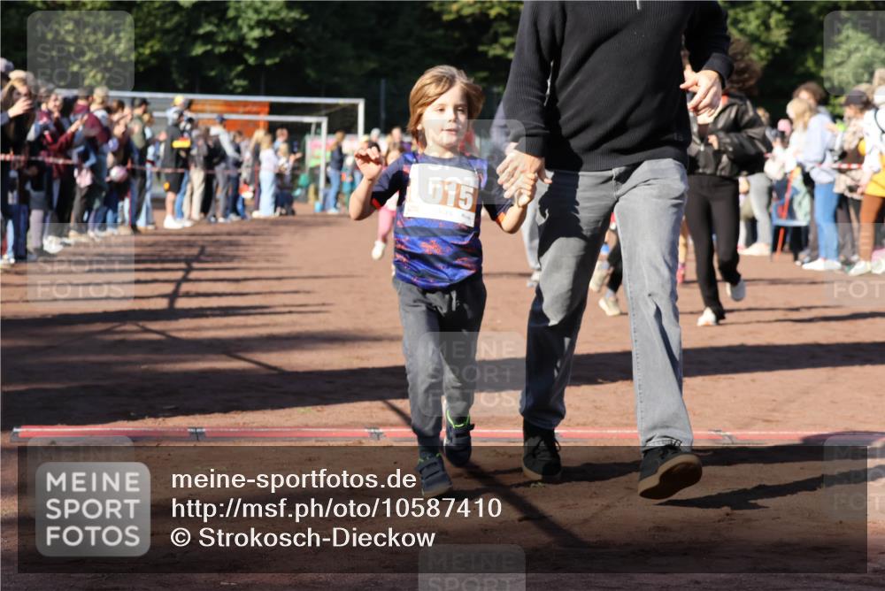 27.09.2026 - 35. Volkslauf durch das schöne Alstertal Strokosch-Dieckow http://msf.ph/oto/10587410 27.09.2026 10:43:04 Ziel 015 meine-sportfotos.de