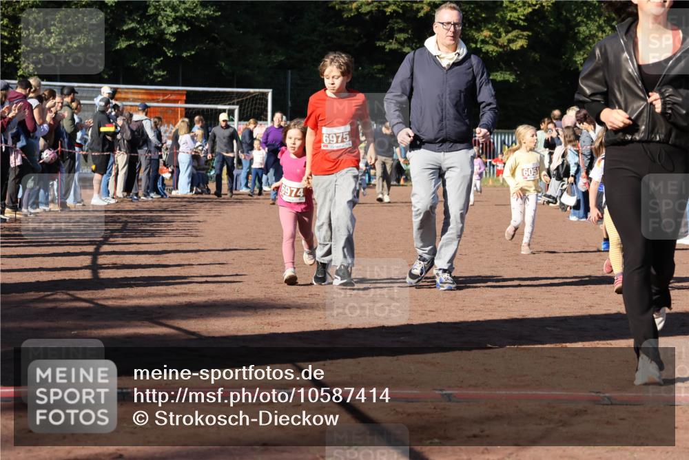 27.09.2026 - 35. Volkslauf durch das schöne Alstertal Strokosch-Dieckow http://msf.ph/oto/10587414 27.09.2026 10:43:06 Ziel 6974, 6975, 6051 meine-sportfotos.de