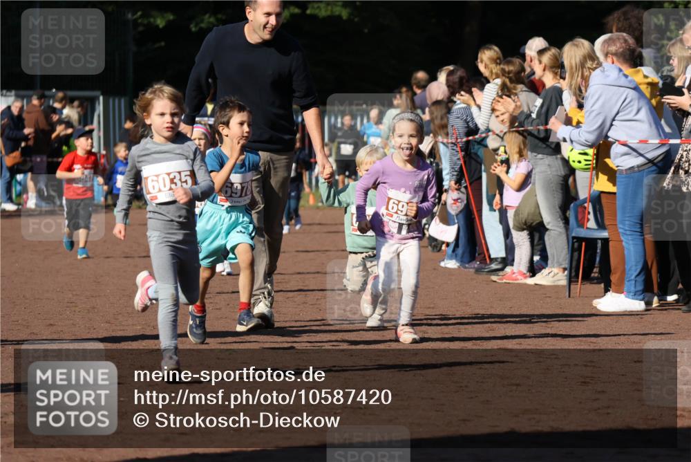 27.09.2026 - 35. Volkslauf durch das schöne Alstertal Strokosch-Dieckow http://msf.ph/oto/10587420 27.09.2026 10:43:18 Ziel 16035, 6978, 69 meine-sportfotos.de