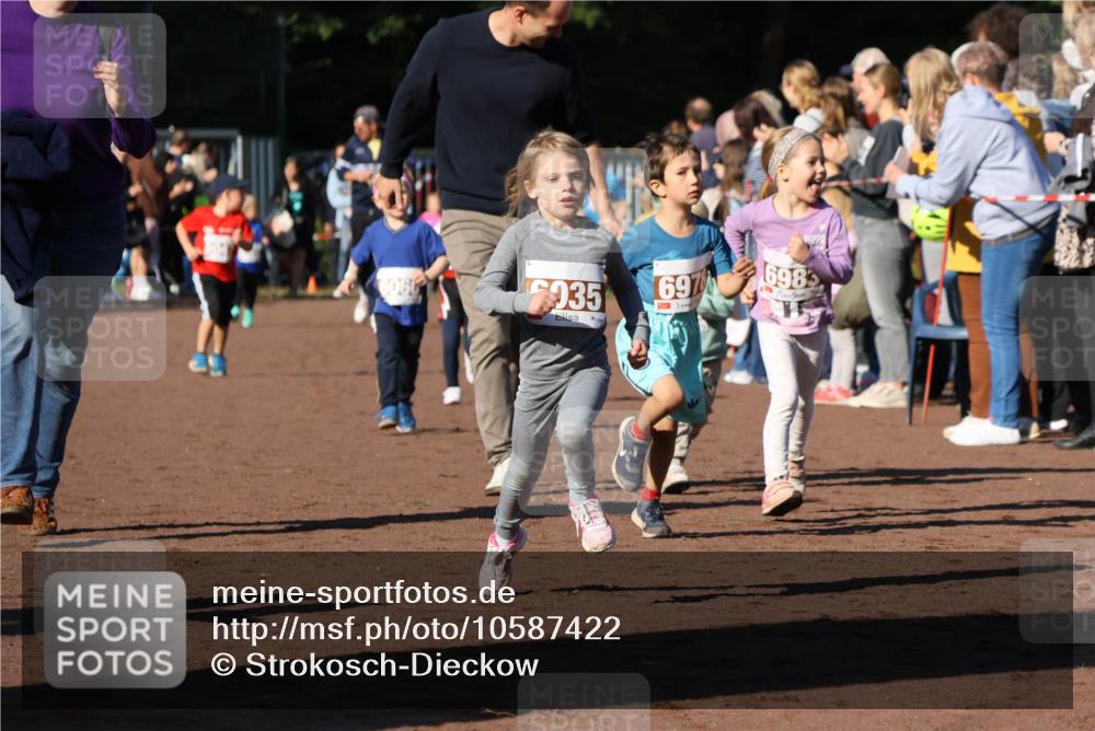 27.09.2026 - 35. Volkslauf durch das schöne Alstertal Strokosch-Dieckow http://msf.ph/oto/10587422 27.09.2026 10:43:18 Ziel 6066, 6935, 697, 6985 meine-sportfotos.de