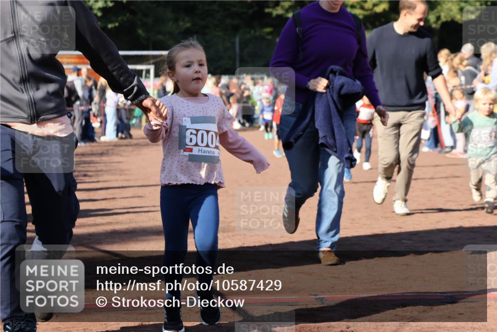 27.09.2026 - 35. Volkslauf durch das schöne Alstertal Strokosch-Dieckow http://msf.ph/oto/10587429 27.09.2026 10:43:20 Ziel 600, 16052 meine-sportfotos.de