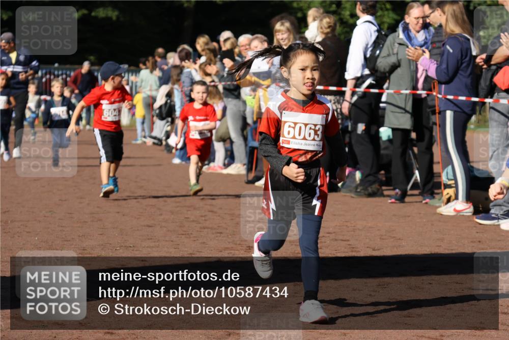 27.09.2026 - 35. Volkslauf durch das schöne Alstertal Strokosch-Dieckow http://msf.ph/oto/10587434 27.09.2026 10:43:26 Ziel 6063 meine-sportfotos.de