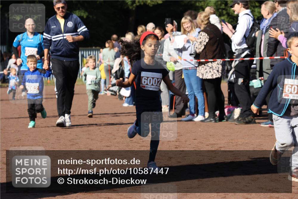 27.09.2026 - 35. Volkslauf durch das schöne Alstertal Strokosch-Dieckow http://msf.ph/oto/10587447 27.09.2026 10:43:32 Ziel 5062, 6002, 60 meine-sportfotos.de
